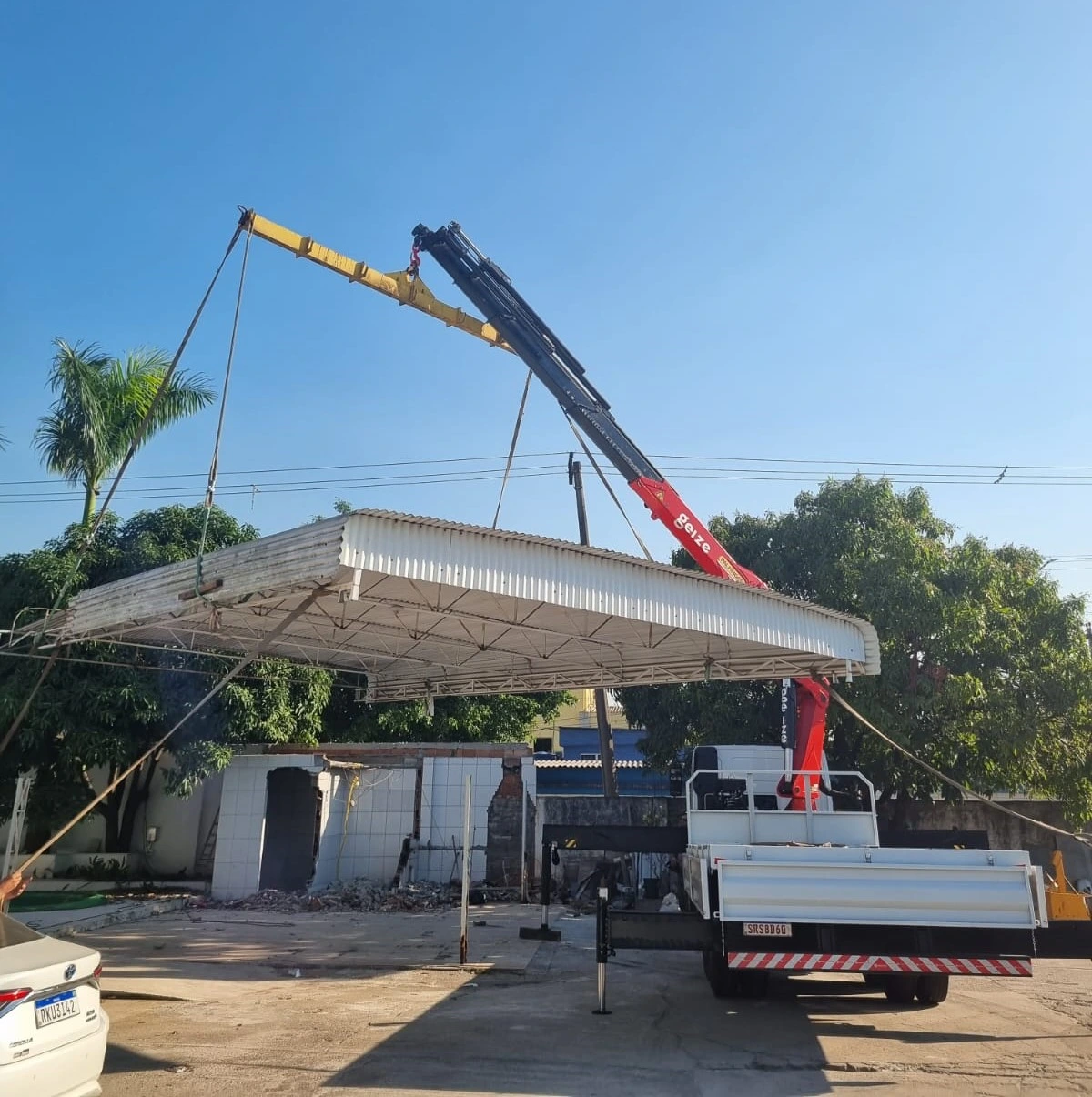 Movimentação Interna em Industria com Caminhão Munck